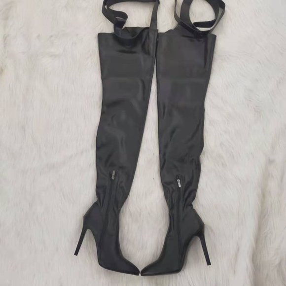 Thigh high black boots with belt - Picture 7 of 17